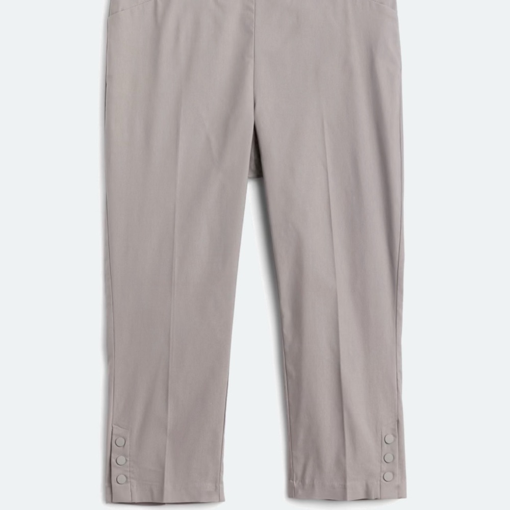 Tribal (Stitch Fix) Fia Snap Button Capri Pant
18W | Light Grey Good Used cond.